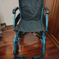 Sedia a rotelle pieghevole per disabili