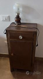 Comodini anni '30 coppia, noce, pomelli in vetro