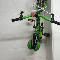 bicicletta e passeggino a triciclo 