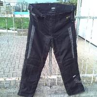 Pantaloni imbottiti, giacca e stivali da moto