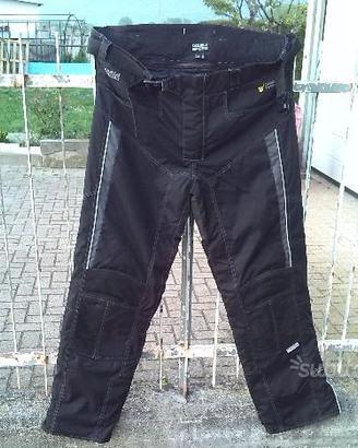 Pantaloni imbottiti, giacca e stivali da moto