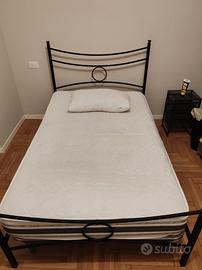 letto in ferro con doghe e materasso