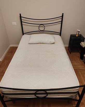 letto in ferro con doghe e materasso