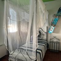 Letto in ferro battuto con comodino