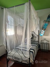 Letto in ferro battuto con comodino