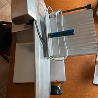Affettatrice per salumi elettrica