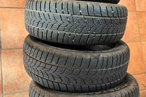 4Gomme invernali Minerva Frostrack UHP 215/55 R 17