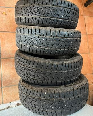 4Gomme invernali Minerva Frostrack UHP 215/55 R 17