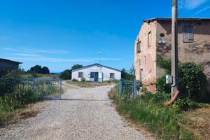 Capannone di 900 mq servizi 110 mq terreno 4000 mq