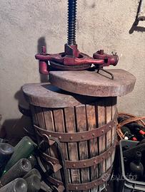 Torchio , tino , imbottigliatore e bottiglie