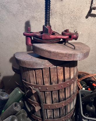 Torchio , tino , imbottigliatore e bottiglie