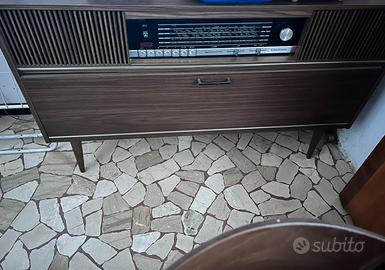 Mobile con giradischi e radio
