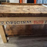 Tavolo Levi's originale in legno da esposizione