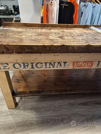 Tavolo Levi's originale in legno da esposizione