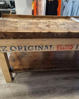 Tavolo Levi's originale in legno da esposizione