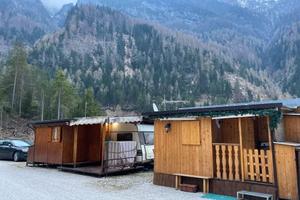 Roulotte stanziale con ingresso e veranda in legno