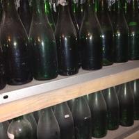 Bottiglie e attrezzatura varia per vino