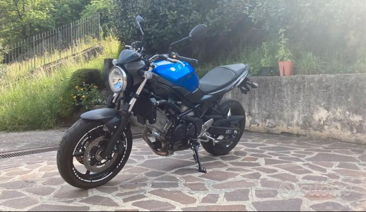 Suzuki SV650 white stripes