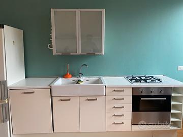 Cucina lineare bianca