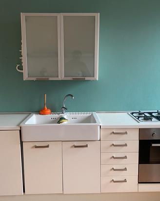 Cucina lineare bianca