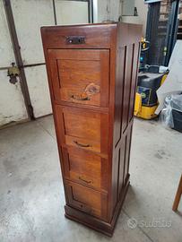 Mobile d'epoca con cassetti