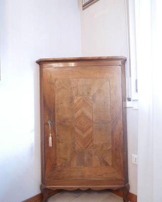 Angoliera bassa in legno 