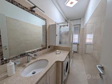 Ampia camera arredata di 25 m² in appartamento ris