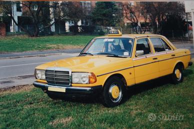 Auto storica Mercedes 200D taxi del 78