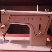 Macchina da cucire singer 239, a pedale.