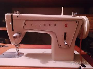 Macchina da cucire singer 239, a pedale.