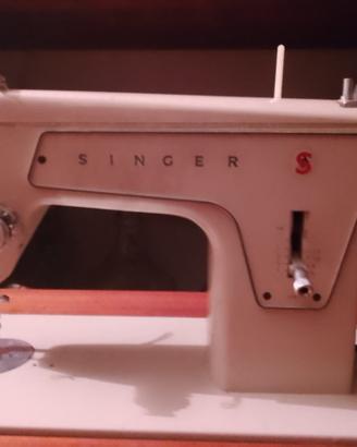Macchina da cucire singer 239, a pedale.