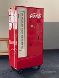 Ex distributore Coca Cola convertito in mobile