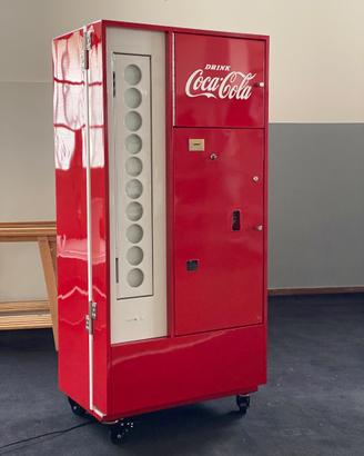 Ex distributore Coca Cola convertito in mobile