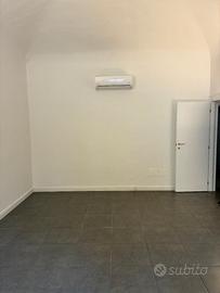 Ampia stanza uso ufficio Viale Volta ristrutturata