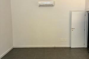 Ampia stanza uso ufficio Viale Volta ristrutturata