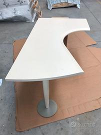 Scrivania sagomata color beige