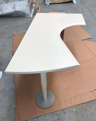 Scrivania sagomata color beige