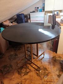 Tavolo rotondo nero lucido con base dorata