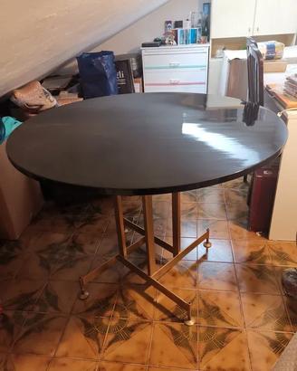 Tavolo rotondo nero lucido con base dorata