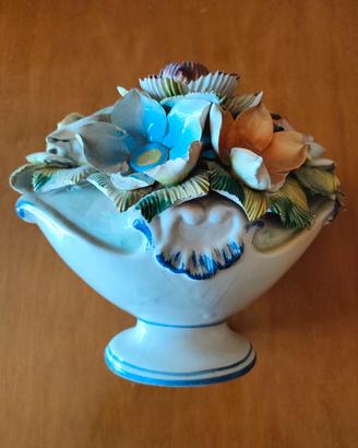 Centrotavola floreale in ceramica 