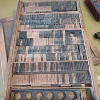 Antico set in legno caratteri tipografici