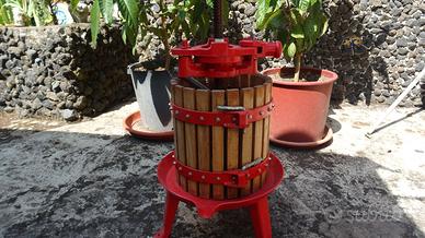 ATTREZZATURA COMPLETA PER FARE IL VINO