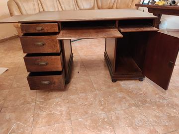 Scrivania in legno con lampada da studio 