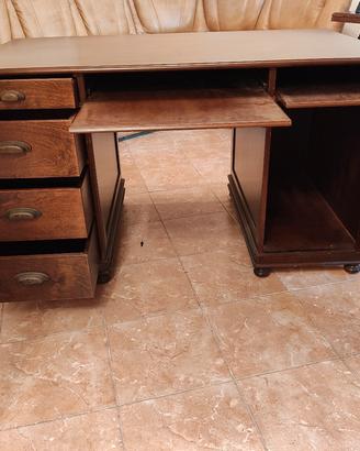 Scrivania in legno con lampada da studio 