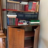 Libreria in metallo e legno