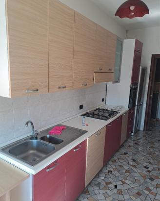 cucina con frigo e forno