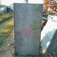 lastra decorativa in granito con stella rossa 