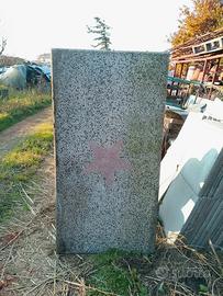 lastra decorativa in granito con stella rossa 