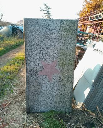lastra decorativa in granito con stella rossa 