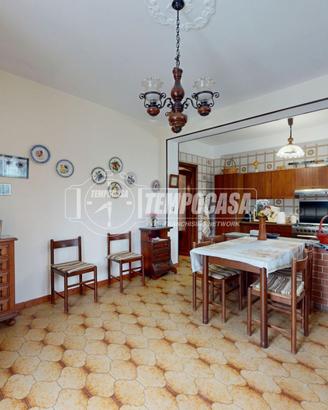 VILLA INDIPENDENTE CON BOX AUTO E GIARDINO PRIVATO